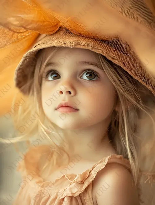 Bambina con cappello di paglia e sguardo sognante