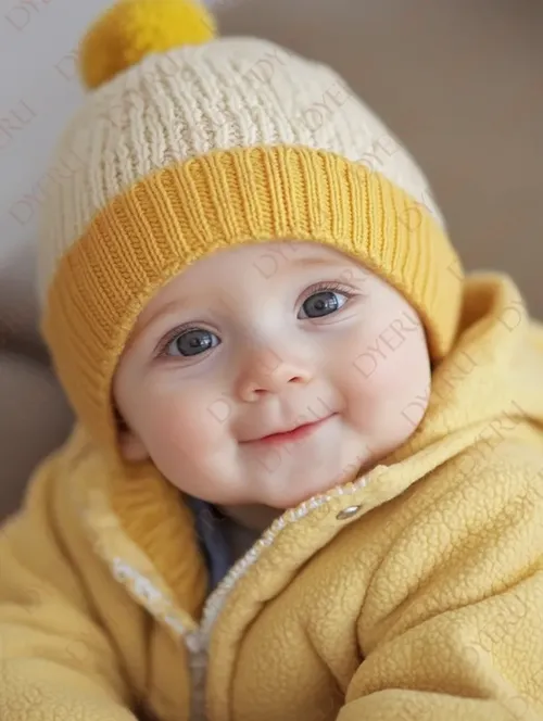 Bambino sorridente con cappello giallo e giacca di pile