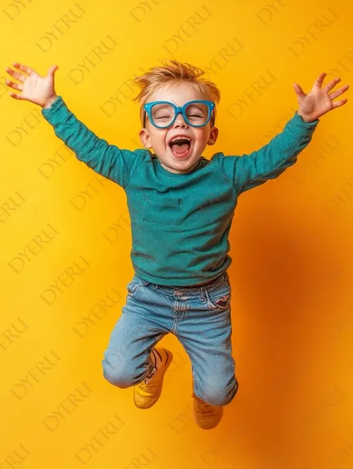 Bambino felice che salta con occhiali blu su sfondo giallo