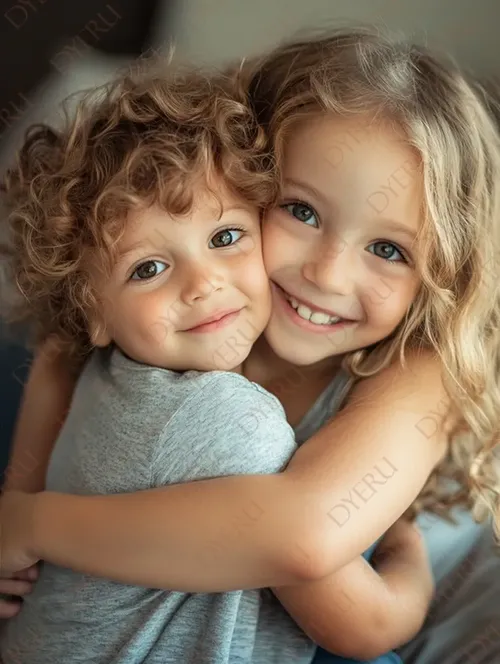 Fratelli Felici: Abbraccio Affettuoso tra Bambini con Capelli Ricci