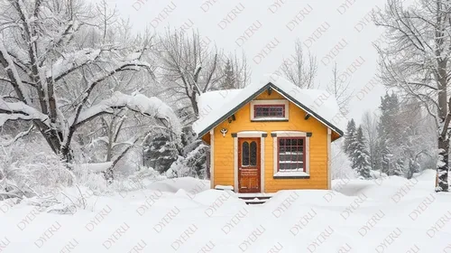 Casa di Montagna Gialla in Inverno con Neve