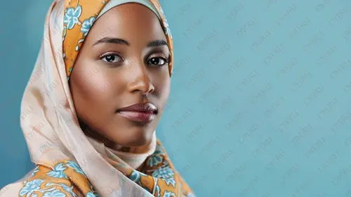 Ritratto di giovane donna musulmana con hijab colorato e sorriso sereno