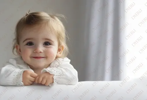 Bambina sorridente con capelli biondi in ambiente luminoso