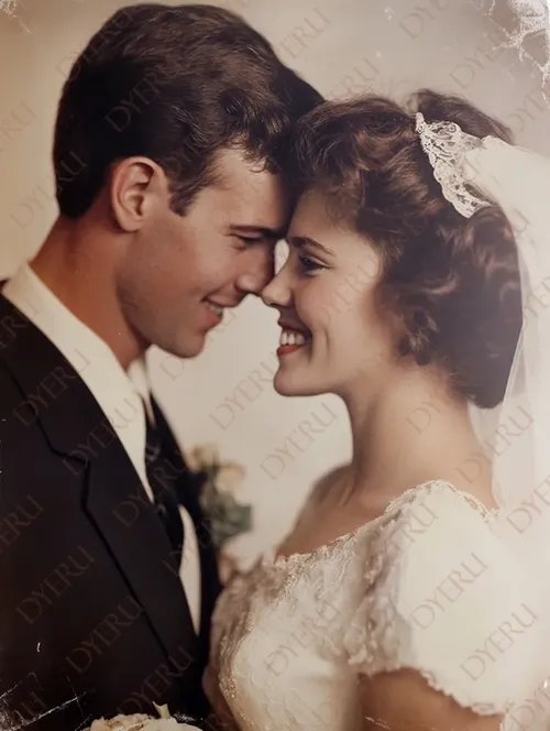Giovani sposi felici in un romantico ritratto vintage