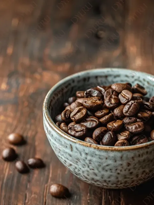 Ciotola di chicchi di caffè tostati su tavolo di legno rustico