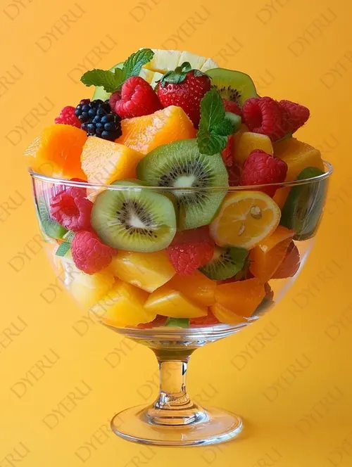 Deliziosa Coppa di Frutta Fresca Colorata con Menta