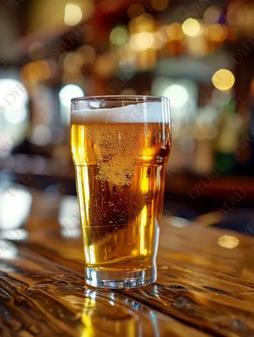 Birra Fresca in Bicchiere di Vetro con Schiuma